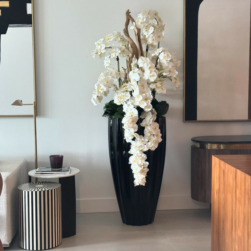 San Jose Vase in glänzendem Schwarz mit hängenden gelben Orchideen