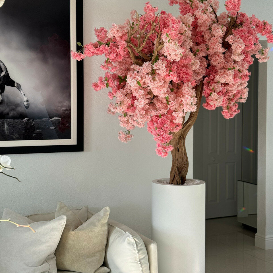 Matte weiße St. Tropez-Vase mit personalisierten rosa Kirschblüten