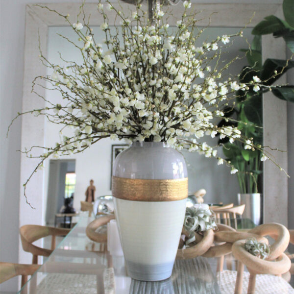 Vase „Göttin“ mit Kirschblütenzweigen