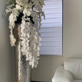 Kaskadierende Phalaenopsis-Orchideen in extra hoher, gehämmertem Vase